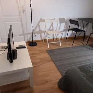 3 Hebergements - Au 1er Etage 1 2 Pieces Et Au 2eme Etage Un De 2 Louees Separement Avec Coin Cuisine Et Toilettes A Partager- Dans Pavillon Au Pied Du Rer B A 5 Minutes De Paris Et 30 Mn Stade De France Apartamento